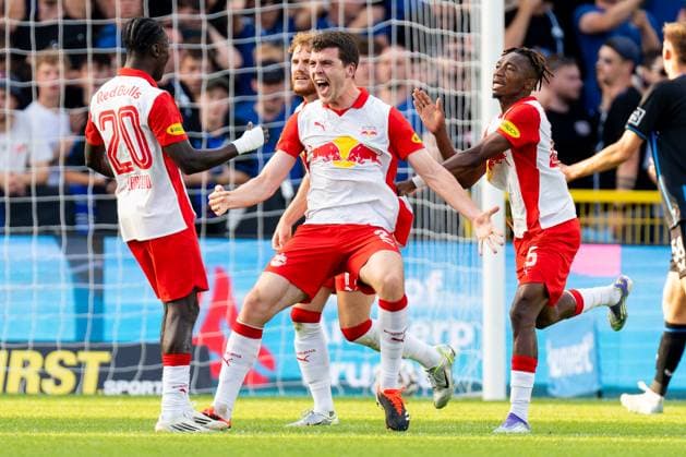 2025-08-12 Club Brugge v RB Salzburg - UEFA Champions League Third Qualifying Round Second Leg BRUGGE, BELGIUM - AUGUST 12: Jacob Rasmussen of RB Salzburg celebrates after scoring the team s first goal with Dorgeles Nene of RB Salzburg, Yorbe Vertessen of RB Salzburg and Edmund Baidoo of RB Salzburg during the UEFA Champions League Third Qualifying Round Second Leg match between Club Brugge and RB Salzburg at Jan Breydel Stadium on August 12, 2025 in Brugge, Belgium. Brugge Jan Breydel Stadium Belgium Content not available for redistribution in The Netherlands directly or indirectly through any third parties. Copyright: xJorisxVerwijstx