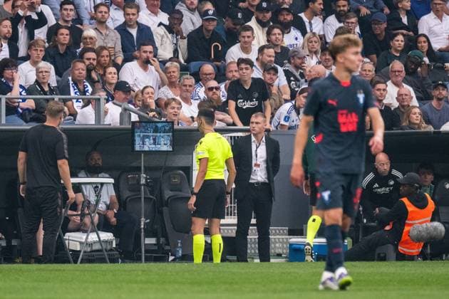 250812 Referee JosÃ Maria Sanchez VAR a possible penalty for of Malmö FF checks during the UEFA Champions League qualifier football match between FC Copenhagen and Malmö FF on August 12, 2025 in Copenhagen Photo Christoffer Borg Mattisson BILDBYRAN COP 261 PA1061 fotboll football soccer fotball uefa champions league champions league fc copenhagen malmö ff bbeng kval fc köpenhamn  Copyright: CHRISTOFFERxBORGxMATTISSON BB250812CB048
