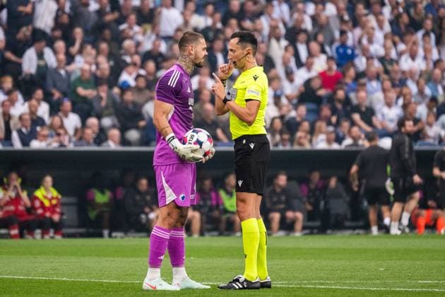 250812 goalkeeper Dominik Kotarski of FC Copenhagen and referee JosÃ Maria Sanchez during the UEFA Champions League qualifier football match between FC Copenhagen and Malmö FF on August 12, 2025 in Copenhagen Photo Christoffer Borg Mattisson BILDBYRAN COP 261 PA1061 fotboll football soccer fotball uefa champions league champions league fc copenhagen malmö ff bbeng kval fc köpenhamn  Copyright: CHRISTOFFERxBORGxMATTISSON BB250812CB052