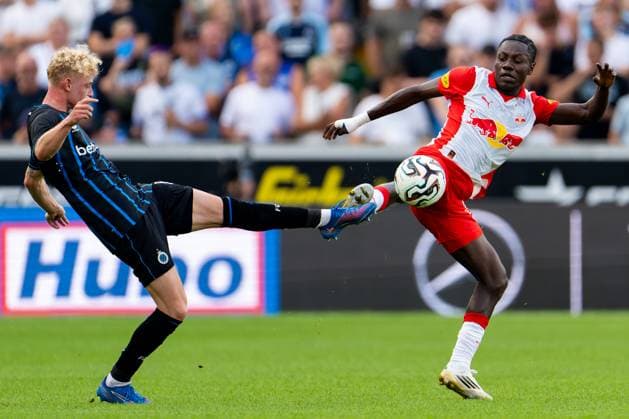 2025-08-12 Club Brugge v RB Salzburg - UEFA Champions League Third Qualifying Round Second Leg BRUGGE, BELGIUM - AUGUST 12: Joaquin Seys of Club Brugge battles for the ball with Edmund Baidoo of RB Salzburg during the UEFA Champions League Third Qualifying Round Second Leg match between Club Brugge and RB Salzburg at Jan Breydel Stadium on August 12, 2025 in Brugge, Belgium. Brugge Jan Breydel Stadium Belgium Content not available for redistribution in The Netherlands directly or indirectly through any third parties. Copyright: xJorisxVerwijstx
