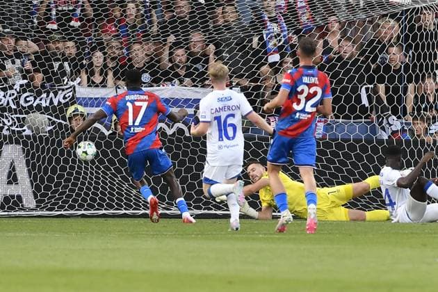 Rafiu Durosinmi (Plzen), left, scores the opening goal against Jack Butland (Glasgow) during the 3rd qualifying round match FC Viktoria Plzen vs Glasgow Ranger, Plzen, August 12, 2025. (CTKxPhoto MiroslavxChaloupka) CTKPhotoP2025081205979  CTKPhotoP2025081205979