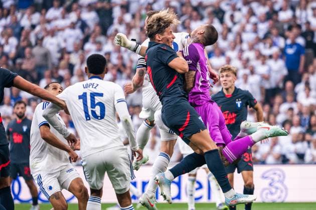 250812 Jens Stryger Larsen of Malmö FF collide with goalkeeper Dominik Kotarski of FC Copenhagen during the UEFA Champions League qualifier football match between FC Copenhagen and Malmö FF on August 12, 2025 in Copenhagen Photo Petter Arvidson BILDBYRAN kod PA PA1061 fotboll football soccer fotball uefa champions league champions league fc copenhagen malmö ff bbeng kval fc köpenhamn bbauto  Copyright: PETTERxARVIDSON BB250812PA069