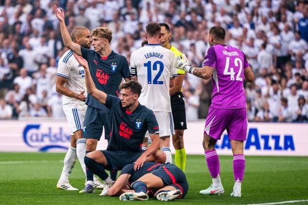 250812 Hugo Bolin, Colin Rösler tend to Jens Stryger Larsen of Malmö FF after a collision with goalkeeper Dominik Kotarski of FC Copenhagen during the UEFA Champions League qualifier football match between FC Copenhagen and Malmö FF on August 12, 2025 in Copenhagen Photo Petter Arvidson BILDBYRAN kod PA PA1061 fotboll football soccer fotball uefa champions league champions league fc copenhagen malmö ff bbeng kval fc köpenhamn bbauto  Copyright: PETTERxARVIDSON BB250812PA071