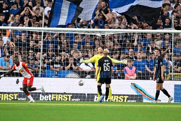 Club Brugge v Salzburg - UEFA Champions League BRUGGE, BELGIUM - AUGUST 12 : Baidoo Edmund forward of Red Bull Salzburg scoring a goal, Mignolet Simon goalkeeper of Club Brugge dejected during the UEFA Champions League 2025 26 third qualifying round second leg between Club Brugge and Salzburg on August 12, 2025 in Brugge, Belgium, 12 08 2025 Brugge Belgium  Copyright: xJanxDexMeuleneirx