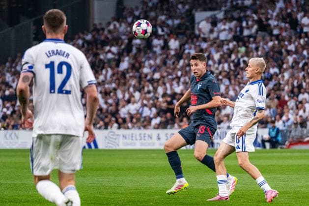 250812 Lasse Berg Johnsen of Malmö FF and Magnus Mattsson of FC Copenhagen during the UEFA Champions League qualifier football match between FC Copenhagen and Malmö FF on August 12, 2025 in Copenhagen Photo Christoffer Borg Mattisson BILDBYRAN COP 261 PA1061 fotboll football soccer fotball uefa champions league champions league fc copenhagen malmö ff bbeng kval fc köpenhamn  Copyright: CHRISTOFFERxBORGxMATTISSON BB250812CB061
