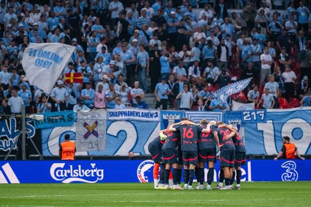 250812 Players of Malmö FF gather for second half during the UEFA Champions League qualifier football match between FC Copenhagen and Malmö FF on August 12, 2025 in Copenhagen Photo Christoffer Borg Mattisson BILDBYRAN COP 261 PA1061 fotboll football soccer fotball uefa champions league champions league fc copenhagen malmö ff bbeng kval fc köpenhamn  Copyright: CHRISTOFFERxBORGxMATTISSON BB250812CB063
