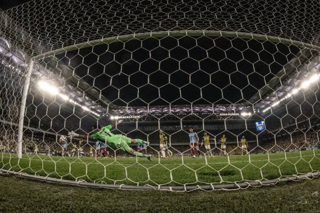 Fenerbahce v Feyenoord - UEFA Champions League ISTANBUL, TURKIYE - AUGUST 12: A view from behind the goal as Fenerbahce goalkeeper Irfan Can Egribayat in action during the UEFA Champions League third qualifying round second-leg football match between Fenerbahce and Feyenoord at Chobani Stadium in Istanbul, Turkiye on August 12, 2025. Sebnem Coskun Anadolu Istanbul Turkey. Editorial use only. Please get in touch for any other usage.  Copyright: x2025xAnadoluxSebnemxCoskunx