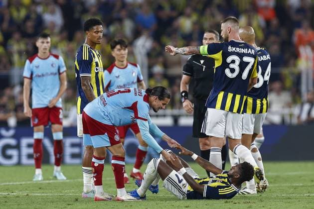 ISTANBUL , 12-08-2025 , Sukru Saracoglu stadium , season 2025 2026 , UEFA Champions League , 3th qualifying round, 2nd leg between Fenerbahce and Feyenoord , picture shows.Feyenoord player Anis Hadj Moussa helping Fenerbahce player Fred to his feet Fenerbahce - Feyenoord  x30479576x Copyright: