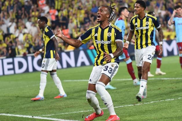 Archie Brown of Fenerbahce celebrates after scoring the first goal of his team with teammates during the UEFA Champions League Third Qualifying Round Second Leg match between Fenerbahce and Feyenoord at Chobani Stadium in Istanbul , Turkey on August 12, 2025. ( Photo by Seskimphoto ) Istanbul Turkey Istanbul Turkey Copyright: xSeskimphotox FBahce-Feyenoord-120825 (3)