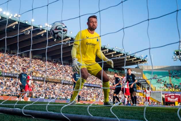 Club Brugge v Salzburg - UEFA Champions League BRUGGE, BELGIUM - AUGUST 12 : Mignolet Simon goalkeeper of Club Brugge shows dejection after a goal during the UEFA Champions League 2025 26 third qualifying round second leg between Club Brugge and Salzburg on August 12, 2025 in Brugge, Belgium, 12 08 2025 Brugge Belgium  Copyright: xGvgx