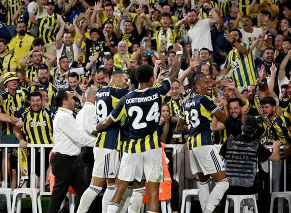 Fenerbahce v Feyenoord - UEFA Champions League ISTANBUL, TURKIYE - AUGUST 12: Jhon Duran and his teammates celebrate after scoring a goal during the UEFA Champions League third qualifying round second-leg football match between Fenerbahce and Feyenoord at Chobani Stadium in Istanbul, Turkiye on August 12, 2025. Ali Atmaca Anadolu Istanbul Turkey. Editorial use only. Please get in touch for any other usage.  Copyright: x2025xAnadoluxAlixAtmacax