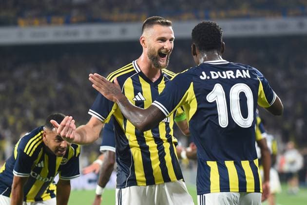 John Duran (10) of Fenerbahce celebrates after scoring the second goal of his team with teammates during the UEFA Champions League Third Qualifying Round Second Leg match between Fenerbahce and Feyenoord at Chobani Stadium in Istanbul , Turkey on August 12, 2025. ( Photo by Seskimphoto ) Istanbul Turkey Istanbul Turkey Copyright: xSeskimphotox FBahce-Feyenoord-120825 (22)