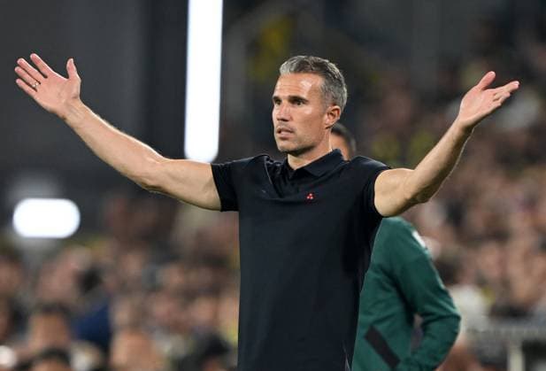 Fenerbahce v Feyenoord - UEFA Champions League ISTANBUL, TURKIYE - AUGUST 12: Head coach of Feyenoord Robin Van Persie gives tactics during the UEFA Champions League third qualifying round second-leg football match between Fenerbahce and Feyenoord at Chobani Stadium in Istanbul, Turkiye on August 12, 2025. Ali Atmaca Anadolu Istanbul Turkey. Editorial use only. Please get in touch for any other usage.  Copyright: x2025xAnadoluxAlixAtmacax