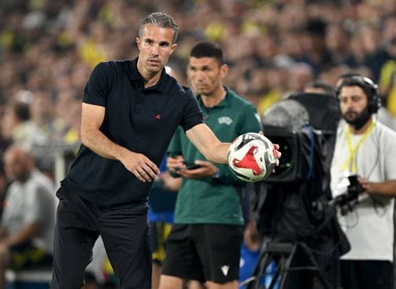 Fenerbahce v Feyenoord - UEFA Champions League ISTANBUL, TURKIYE - AUGUST 12: Head coach of Feyenoord Robin Van Persie gives tactics during the UEFA Champions League third qualifying round second-leg football match between Fenerbahce and Feyenoord at Chobani Stadium in Istanbul, Turkiye on August 12, 2025. Ali Atmaca Anadolu Istanbul Turkey. Editorial use only. Please get in touch for any other usage.  Copyright: x2025xAnadoluxAlixAtmacax