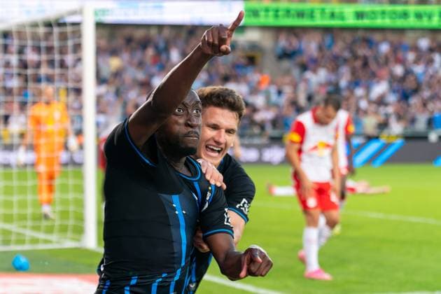 2025-08-12 Club Brugge v RB Salzburg - UEFA Champions League Third Qualifying Round Second Leg BRUGGE, BELGIUM - AUGUST 12: Carlos Forbs of Club Brugge celebrates after scoring the team s second goal with Christos Tzolis of Club Brugge during the UEFA Champions League Third Qualifying Round Second Leg match between Club Brugge and RB Salzburg at Jan Breydel Stadium on August 12, 2025 in Brugge, Belgium. Brugge Jan Breydel Stadium Belgium Content not available for redistribution in The Netherlands directly or indirectly through any third parties. Copyright: xJorisxVerwijstx