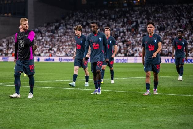 250812 Anders Christiansen, Taha Ali and Adrian Skogmar of Malmö FF look dejected after the UEFA Champions League qualifier football match between FC Copenhagen and Malmö FF on August 12, 2025 in Copenhagen Photo Petter Arvidson BILDBYRAN kod PA PA1061 fotboll football soccer fotball uefa champions league champions league fc copenhagen malmö ff bbeng kval fc köpenhamn bbauto depp  Copyright: PETTERxARVIDSON BB250812PA128