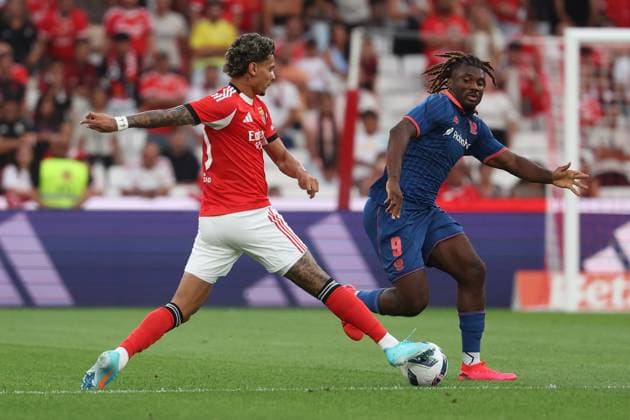 Portugal, Lisbon 2025 08 12 xJFx Second leg Third qualifying round Uefa Champions League 2025 26 , S L Benfica OGC Nice v l , Richard Rios S L Benfica , Terem Moffi OGC Nice , duel, action, action, Battles for the Ball Copyright: JoaquimxFerreira