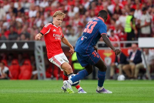 Portugal, Lisbon 2025 08 12 xJFx Second leg Third qualifying round Uefa Champions League 2025 26 , S L Benfica OGC Nice v l , Andreas Schjelderup S L Benfica , Antoine Mendy OGC Nice Duel, Action, Action, Battles for the Ball Copyright: JoaquimxFerreira