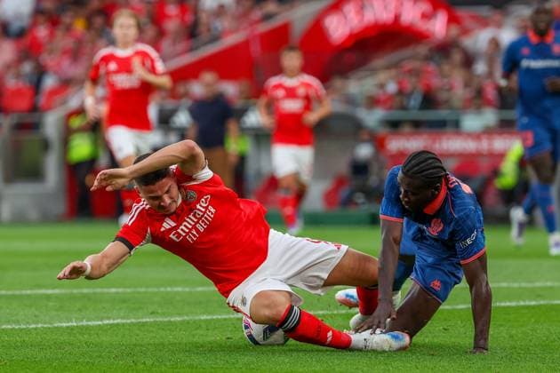 Portugal, Lisbon 2025 08 12 xJFx Second leg Third qualifying round Uefa Champions League 2025 26 , S L Benfica OGC Nice v l , Ivanovic S L Benfica , Kojo Peprah Oppong OGC Nice duel, action, action, battles for the ball in the penalty area Copyright: JoaquimxFerreira