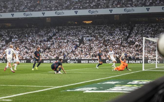 KÖPENHAMN, DENMARK 20250812 Malmö FFs goalkeeper, Robin Olsen lets in 4 0 during Tuesdays football match, the second match of the third qualifying round of the Champions League, between FC Copenhagen and Malmö FF at Parken in Copenhagen KÖPENHAMN DENMARK x10600x  Copyright: xAndreasxHillergren TTx CHAMPIONS LEAGUE KÖPENHAMN-MALMÖ