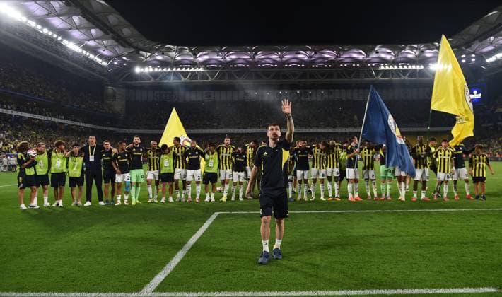 Mert Hakan Yandas and other Players of Fenerbahce victory celebrates with fans after the UEFA Champions League Third Qualifying Round Second Leg match between Fenerbahce and Feyenoord at Chobani Stadium in Istanbul , Turkey on August 12, 2025. ( Photo by Seskimphoto ) Istanbul Turkey Istanbul Turkey Copyright: xSeskimphotox FBahce-Feyenoord-120825 (97)