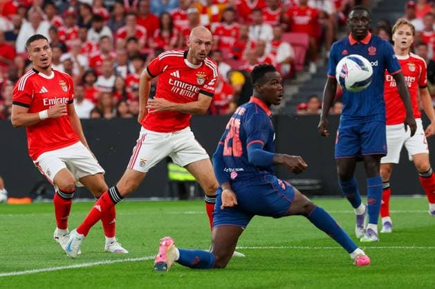 Portugal, Lisbon 2025 08 12 xJFx Second leg Third qualifying round Uefa Champions League 2025 26 , S L Benfica OGC Nice v l , Frederik Aursnes S L Benfica scores the goal to make it 1 0, Juma Bah OGC Nice Copyright: JoaquimxFerreira