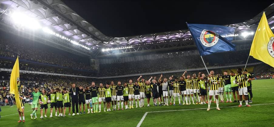 Mert Hakan Yandas and other Players of Fenerbahce victory celebrates with fans after the UEFA Champions League Third Qualifying Round Second Leg match between Fenerbahce and Feyenoord at Chobani Stadium in Istanbul , Turkey on August 12, 2025. ( Photo by Seskimphoto ) Istanbul Turkey Istanbul Turkey Copyright: xSeskimphotox FBahce-Feyenoord-120825 (99)