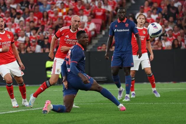 Portugal, Lisbon 2025 08 12 xJFx Second leg Third qualifying round Uefa Champions League 2025 26 , S L Benfica OGC Nice v l , Frederik Aursnes S L Benfica scores the goal to make it 1 0, Juma Bah OGC Nice Copyright: JoaquimxFerreira
