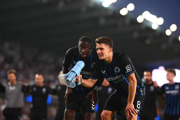 Club Brugge v Salzburg - UEFA Champions League BRUGGE, BELGIUM - AUGUST 12 : Tzolis Christos forward of Club Brugge, Forbs Carlos forward of Club Brugge Greeting the supporters after the victory during the UEFA Champions League 2025 26 third qualifying round second leg between Club Brugge and Salzburg on August 12, 2025 in Brugge, Belgium, 12 08 2025 Brugge Belgium  Copyright: xGvgx