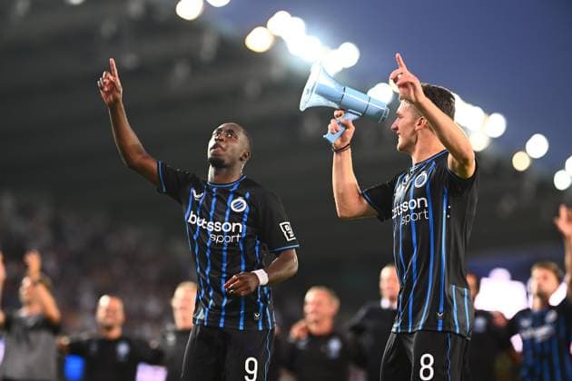 Club Brugge v Salzburg - UEFA Champions League BRUGGE, BELGIUM - AUGUST 12 : Tzolis Christos forward of Club Brugge, Forbs Carlos forward of Club Brugge Greeting the supporters after the victory during the UEFA Champions League 2025 26 third qualifying round second leg between Club Brugge and Salzburg on August 12, 2025 in Brugge, Belgium, 12 08 2025 Brugge Belgium  Copyright: xGvgx