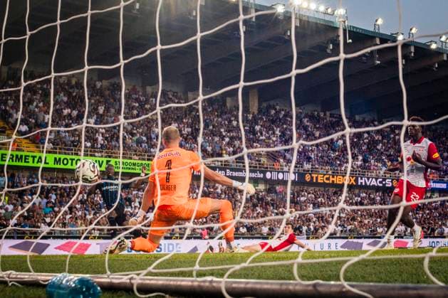 Club Brugge v Salzburg - UEFA Champions League BRUGGE, BELGIUM - AUGUST 12 : Forbs Carlos forward of Club Brugge scores a goal against Schlager Alexander goalkeeper of Red Bull Salzburg during the UEFA Champions League 2025 26 third qualifying round second leg between Club Brugge and Salzburg on August 12, 2025 in Brugge, Belgium, 12 08 2025 Brugge Belgium  Copyright: xGvgx
