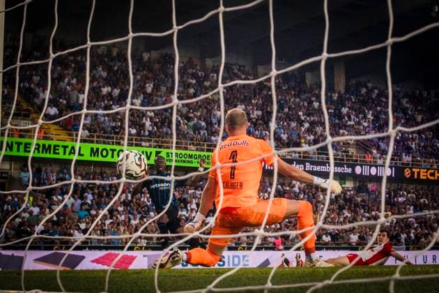 Club Brugge v Salzburg - UEFA Champions League BRUGGE, BELGIUM - AUGUST 12 : Forbs Carlos forward of Club Brugge scores a goal against Schlager Alexander goalkeeper of Red Bull Salzburg during the UEFA Champions League 2025 26 third qualifying round second leg between Club Brugge and Salzburg on August 12, 2025 in Brugge, Belgium, 12 08 2025 Brugge Belgium  Copyright: xGvgx