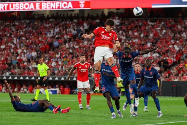 Portugal, Lisbon 2025 08 12 xJFx Second leg Third qualifying round Uefa Champions League 2025 26 , S L Benfica OGC Nice v l , Antonio Silva S L Benfica header, header duel Copyright: JoaquimxFerreira