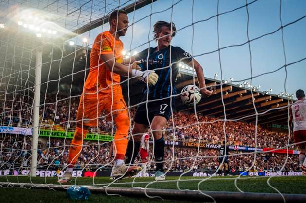 Club Brugge v Salzburg - UEFA Champions League BRUGGE, BELGIUM - AUGUST 12 : Vermant Romeo forward of Club Brugge and Schlager Alexander goalkeeper of Red Bull Salzburg during the UEFA Champions League 2025 26 third qualifying round second leg between Club Brugge and Salzburg on August 12, 2025 in Brugge, Belgium, 12 08 2025 Brugge Belgium  Copyright: xGvgx