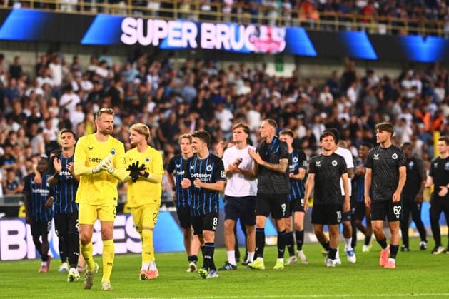 Club Brugge v Salzburg - UEFA Champions League BRUGGE, BELGIUM - AUGUST 12 : Mignolet Simon goalkeeper of Club Brugge greeting the supporters during the UEFA Champions League 2025 26 third qualifying round second leg between Club Brugge and Salzburg on August 12, 2025 in Brugge, Belgium, 12 08 2025 Brugge Belgium  Copyright: xGvgx