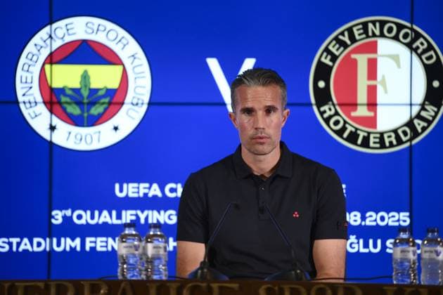 Fenerbahce v Feyenoord - UEFA Champions League ISTANBUL, TURKIYE - AUGUST 12: Head coach Robin van Persie of Feyenoord speaks during a press conference, PK, Pressekonferenz after the UEFA Champions League third qualifying round second-leg football match between Fenerbahce and Feyenoord at Chobani Stadium in Istanbul, Turkiye on August 12, 2025. Arif Hudaverdi Yaman Anadolu Istanbul Turkey. Editorial use only. Please get in touch for any other usage.  Copyright: x2025xAnadoluxArifxHudaverdixYamanx