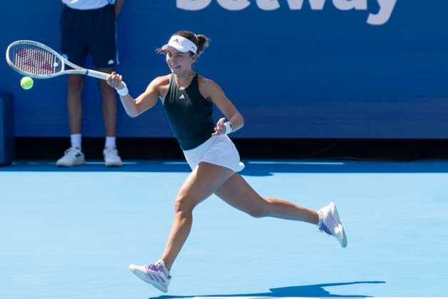 August 12, 2025, Mason, Ohio, USA: Mason, Ohio; Cincinnati Open Tennis Tournament - 2025 08 12 - Iva Jovic plays a ball against opponent Barbora Krejcikova. - ZUMAPress Mason USA - ZUMAn24_ 20250812_zaf_n24_118 Copyright: xWallyxNellx