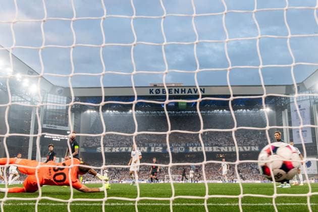 250812 Robert of FC Copenhagen scores the 5 0 goal against goalkeeper Robin Olsen of Malmö FF during the UEFA Champions League qualifier football match between FC Copenhagen and Malmö FF on August 12, 2025 in Copenhagen Photo Petter Arvidson BILDBYRAN kod PA PA1061 fotboll football soccer fotball uefa champions league champions league fc copenhagen malmö ff bbeng kval fc köpenhamn  Copyright: PETTERxARVIDSON BB250812PA190