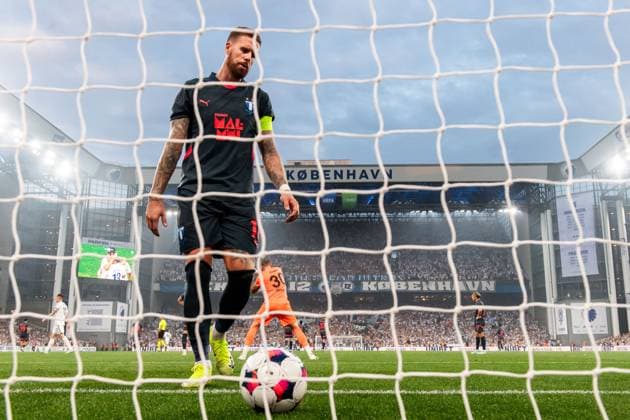 250812 Pontus Jansson of Malmö FF looks dejected after the 5 0 goal during the UEFA Champions League qualifier football match between FC Copenhagen and Malmö FF on August 12, 2025 in Copenhagen Photo Petter Arvidson BILDBYRAN kod PA PA1061 fotboll football soccer fotball uefa champions league champions league fc copenhagen malmö ff bbeng kval fc köpenhamn depp  Copyright: PETTERxARVIDSON BB250812PA193