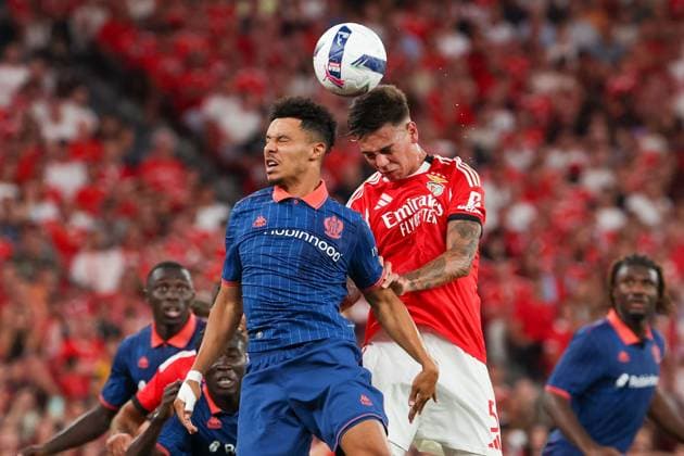 Portugal, Lisbon 2025 08 12 xJFx Second leg Third qualifying round Uefa Champions League 2025 26 , S L Benfica OGC Nice v l , Sofiane Diop OGC Nice , Barrenechea S L Benfica header, header duel Copyright: JoaquimxFerreira