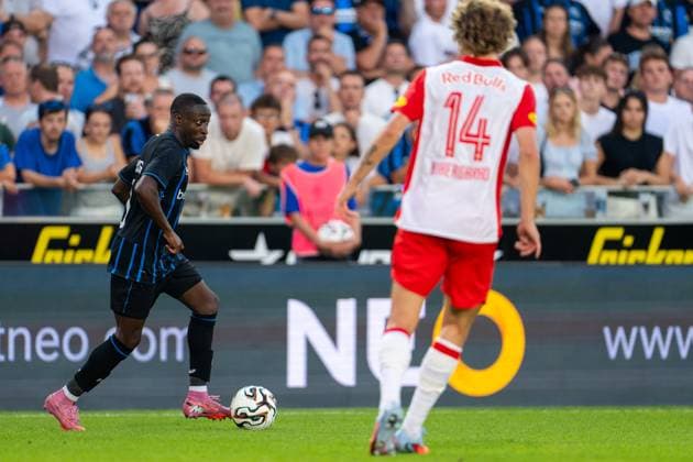 2025-08-12 Club Brugge v RB Salzburg - UEFA Champions League Third Qualifying Round Second Leg BRUGGE, BELGIUM - AUGUST 12: Carlos Forbs of Club Brugge Maurits Kjaergaard of RB Salzburg during the UEFA Champions League Third Qualifying Round Second Leg match between Club Brugge and RB Salzburg at Jan Breydel Stadium on August 12, 2025 in Brugge, Belgium. Brugge Jan Breydel Stadium Belgium Content not available for redistribution in The Netherlands directly or indirectly through any third parties. Copyright: xJorisxVerwijstx