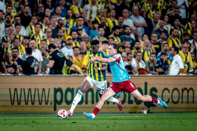 Fenerbahce SK defender Nelson Semedo, Feyenoord Rotterdam forwarder Leo Sauer during the match Fenerbahce Feyenoord at the Åžükrü SaracoÄülu Spor Kompleksi for the Champions League Third qualifying round 2nd leg season 2025 2026 in ISTANBUL, Turkey on 10 august 2025, photo by Marcel van Dorst EYE4images DeFodi Images