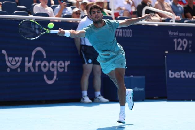 August 12, 2025, Mason, Ohio, United States: CARLOS ALCARAZ of Spain during the match against H. Medjedovic of Serbia in the 1 16 final of the Cincinnati Open at the Lindner Family Tennis Center. Mason, Ohio. Alcaraz won 6:4, 6:4. Mason United States - ZUMAc278 20250812_zsp_c278_018 Copyright: xMarcinxCholewinskix