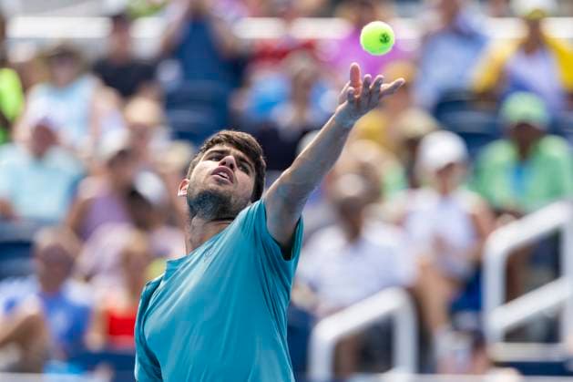 Sport Bilder des Tages August 12, 2025, Mason, Ohio, USA: Mason, Ohio; Cincinnati Open Tennis Tournament - 2025 08 12 - Carlos Alcaraz plays a ball against opponent Hamad Medjevic. - ZUMAPress Mason USA - ZUMAn24_ 20250812_zaf_n24_172 Copyright: xWallyxNellx
