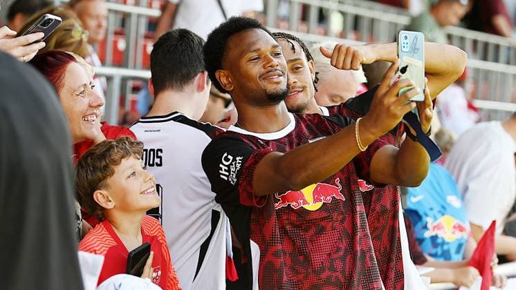 Soccer Bundesliga DFB Pokal season 2025 2026, training at Bundesliga club RB Leipzig 12 08 2025 Lois Openda Mittelstuermer RB Leipzig, back number 11, 11 left and Xavi Simons Offensive midfield RB Leipzig, back number 10 with a phone selfie for fans after the training of RB Leipzig 12 08 2025 Leipzig Saxony Germany Red Bull training ground at Cottaweg