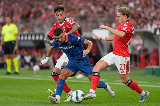 SL Benfica Vs OGC Nice in Lisbon, Portugal - 12 Aug 2025 (L-R) Enzo Barrenechea of SL Benfica, Badredine Bouanani of OGC Nice and Andreas Schjelderup of SL Benfica are seen in action during UEFA Champions League 2025 26 Third qualifying round 2nd leg between SL Benfica and OGC Nice at Estadio da Luz. Final score: SL Benfica 2:0 OGC Nice Lisbon Portugal Copyright: xBrunoxdexCarvalhox xSOPAxImagesx brunodecarvalho_benficanice-249