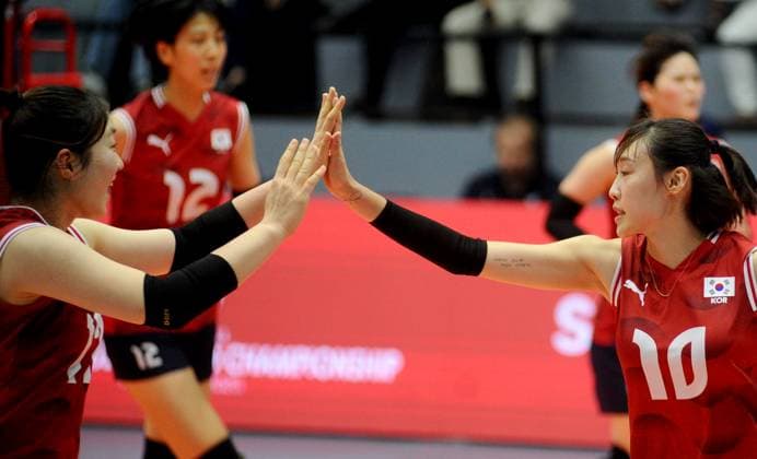 (250813) -- SURABAYA, Aug. 13, 2025 -- Gwak Seon Ok (R) of South Korea celebrates with her teammate after scoring during the Preliminary Phase Pool B match between Mexico and South Korea at the FIVB Volleyball Women s U21, U 21 World Championship, WM, Weltmeisterschaft in Surabaya, East Java province, Indonesia, on Aug. 12, 2025. (Photo by Xinhua) (SP)INDONESIA-SURABAYA-VOLLEYBALL-WOMEN S-U21-WORLD CHAMPIONSHIP-PRELIMINARY PHASE-SOUTH KOREA VS MEXICO SahlanxKurniawan 