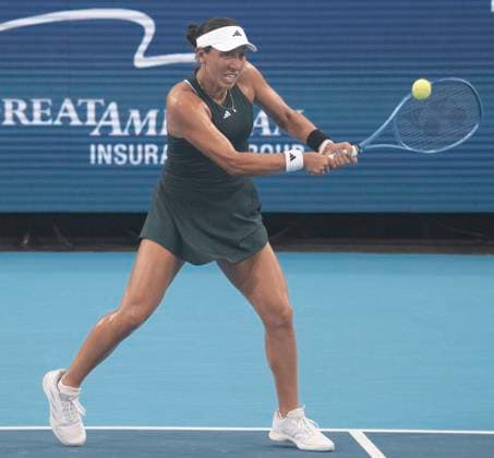 August 12, 2025: Magda Linette (POL) split sets against Jessica Pegula (USA) 6-7, 6-3, before rain suspended the match at the Cincinnati Open being played at Lindner Family Tennis Center in Mason, Ohio. Ã‚ Tennisclix CSM Mason USA - ZUMAc04_ 20250812_zma_c04_063 Copyright: xLesliexBillmanx