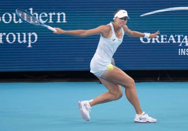 August 12, 2025: Magda Linette (POL) split sets against Jessica Pegula (USA) 6-7, 6-3, before rain suspended the match at the Cincinnati Open being played at Lindner Family Tennis Center in Mason, Ohio. Ã‚ Tennisclix CSM Mason USA - ZUMAc04_ 20250812_zma_c04_068 Copyright: xLesliexBillmanx
