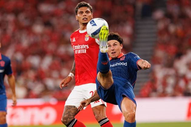 Richard Rios and Tom Louchet seen during Champions League third round qualifying game between SL Benfica and OGC Nice (Maciej Rogowski) Lisbon Estadio Da Luz Portugal Copyright: xMaciejxRogowskix slbnice2526-246